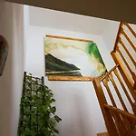 Surfhouse بيت ضيافة
