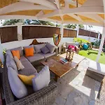 Surfhouse بيت ضيافة
